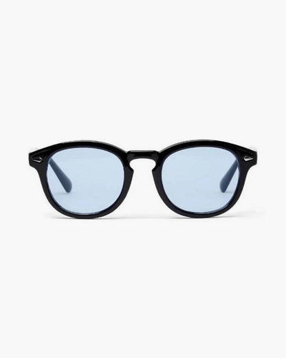 Getönte Brille mit altem Geld